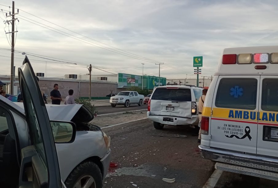 Ambulancias en sitio de accidente vehícular