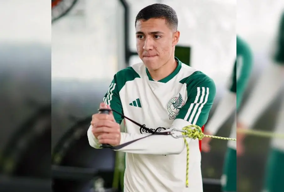 Andrés Montaño Mora con la playera de la Seleccion y entrenando