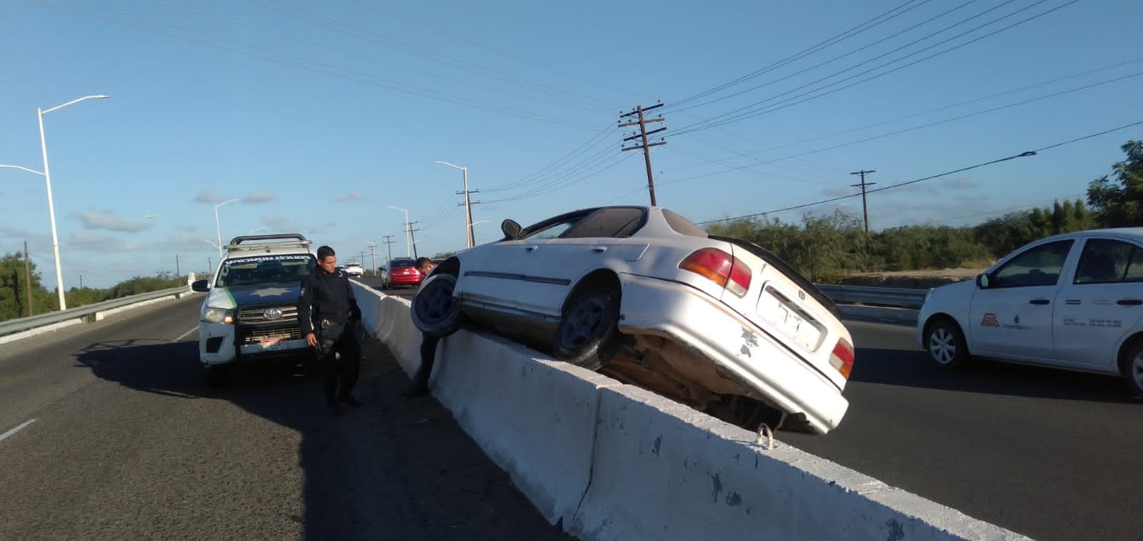 Auto en muro de protección de boulevard Pino Palla