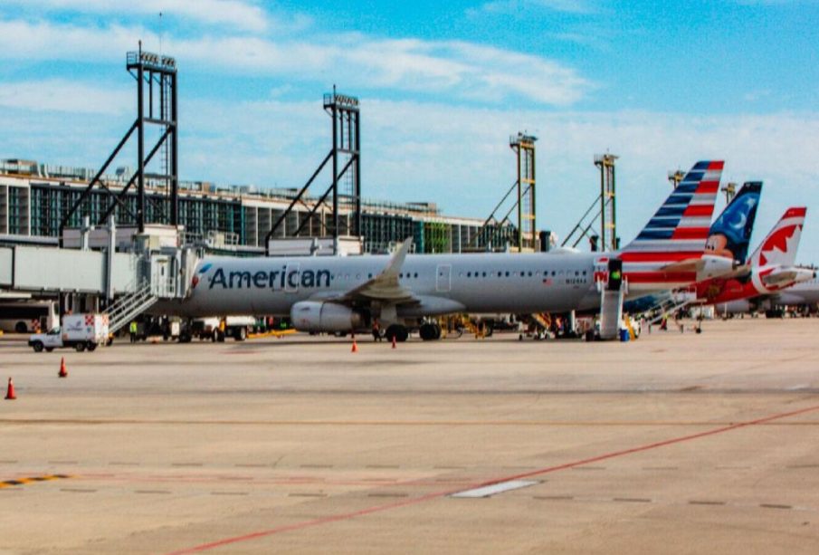 Avión de American Airlines en aeropuerto