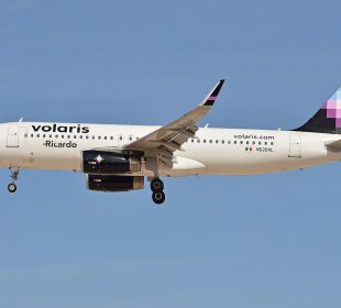 Avión de volaris en el aire