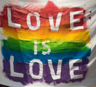 Bandera LGBT Love is love