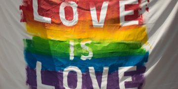 Bandera LGBT Love is love