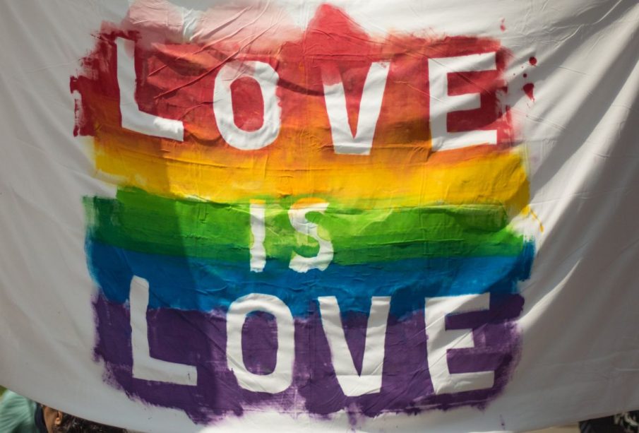 Bandera LGBT Love is love