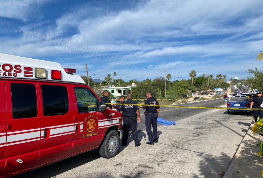 Bomberos de San José del Cabo junto a cuerpo sin vida