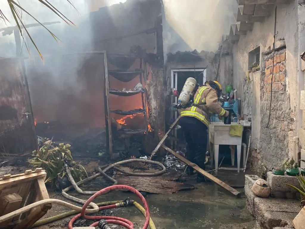 Bomberos sofocando incendio en Comondú