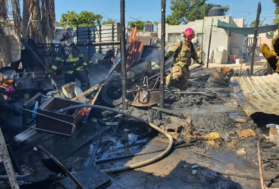 Bomberos sofocando incendio en la colonia Lázaro Cárdenas