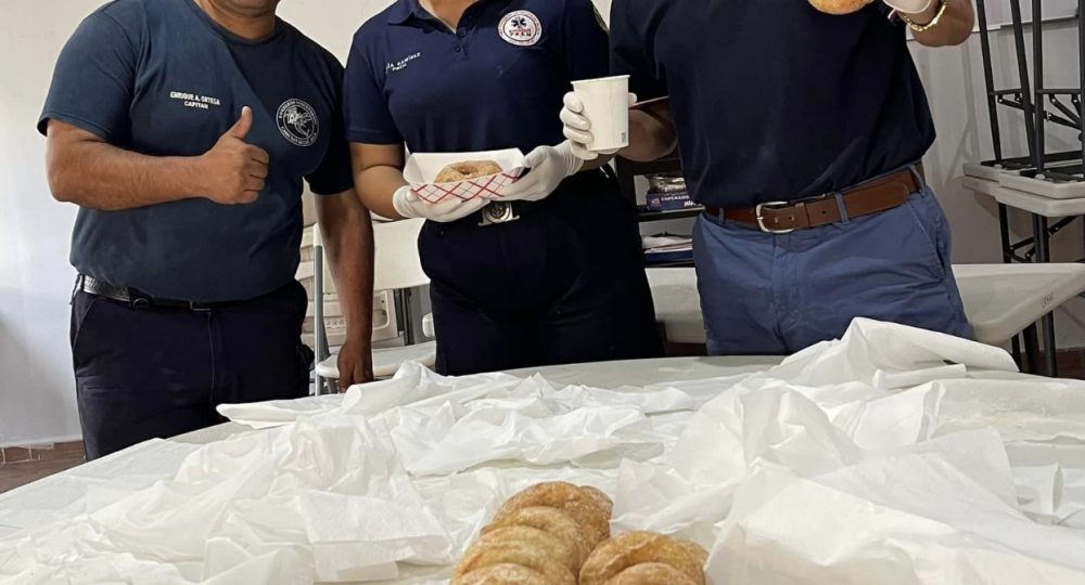 Bomberos vendiendo donas