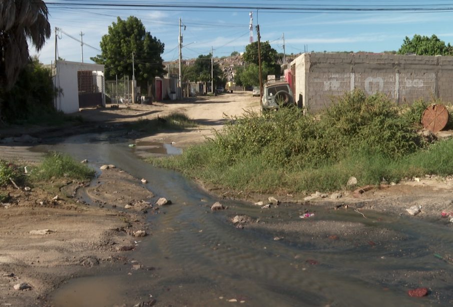 Calle con corrida de aguas negras