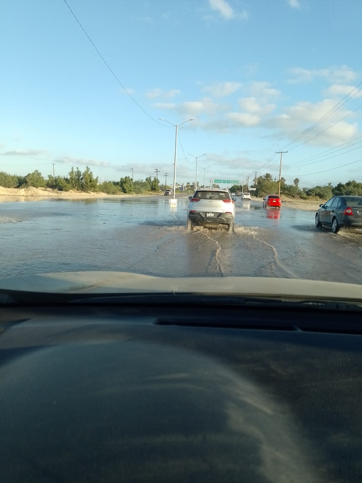 Calle inundada por fuga de agua potable