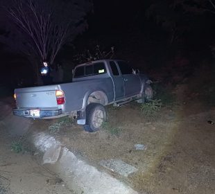 Camioneta chocada en carretera Los Barriles-San Bartolo