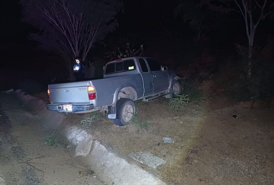 Camioneta chocada en carretera Los Barriles-San Bartolo