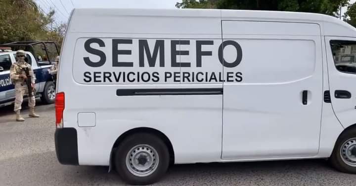 Camioneta de la Semefo junto a soldados