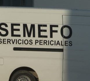 Camioneta de la Semefo por caso de cuerpo de mujer sin vida