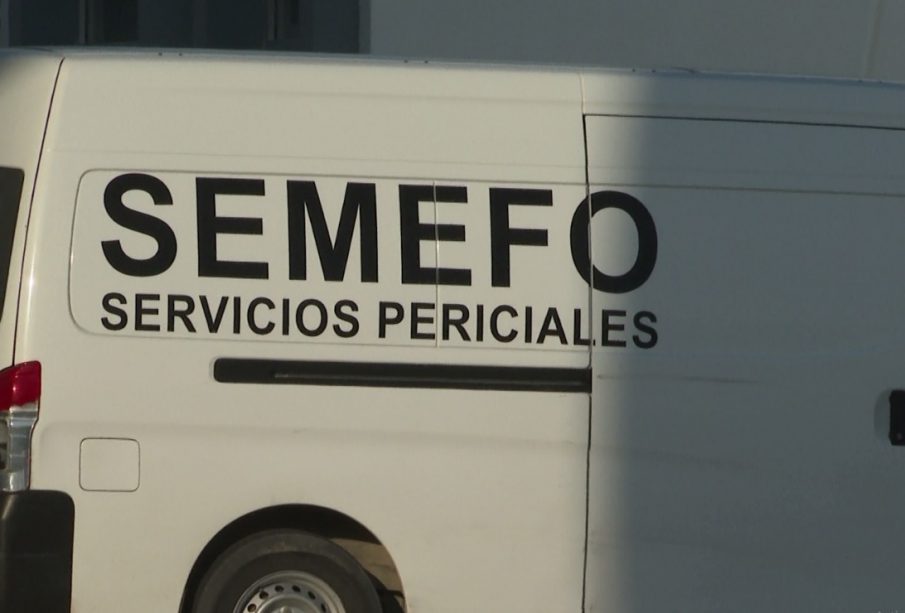 Camioneta de la Semefo por caso de cuerpo de mujer sin vida