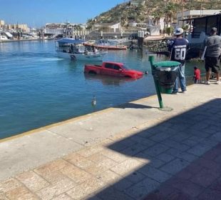 Camioneta en marina de Cabo San Lucas