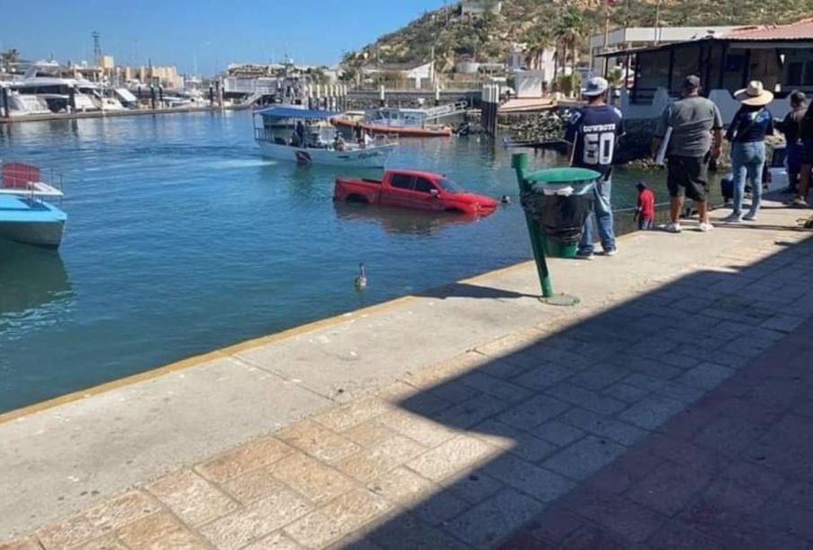 Camioneta en marina de Cabo San Lucas