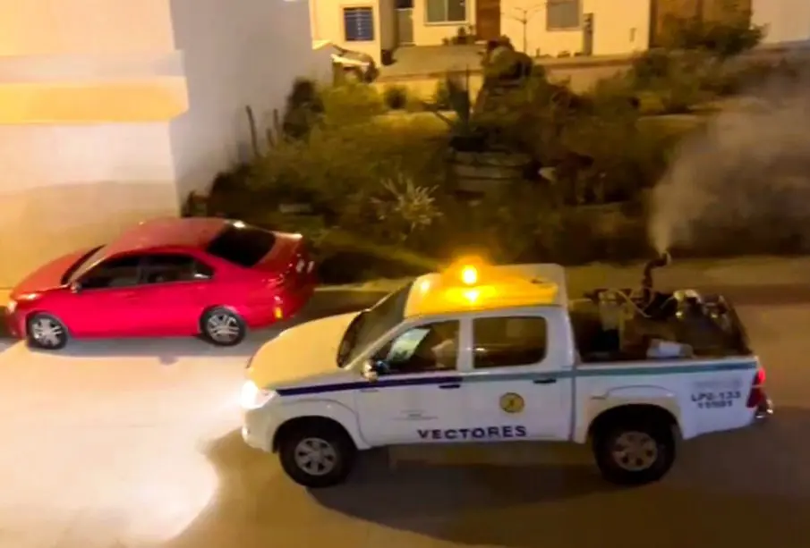 Camioneta fumigando