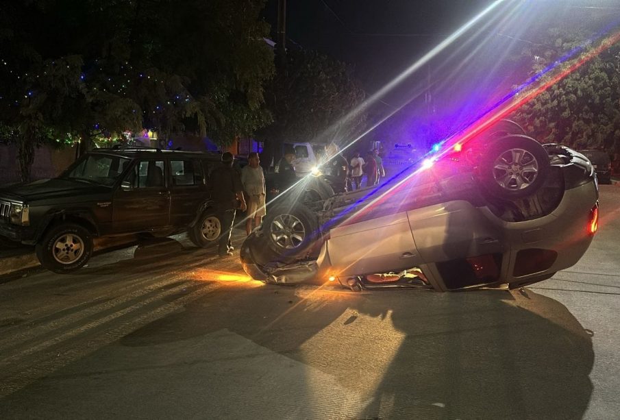 Camioneta volcada a la mitad de la vialidad