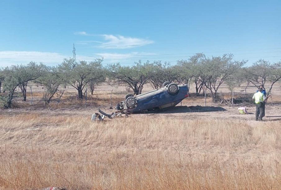 Carro fuera del camino y volcado