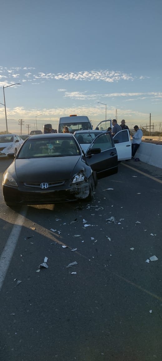 Carros accidentados en carambola