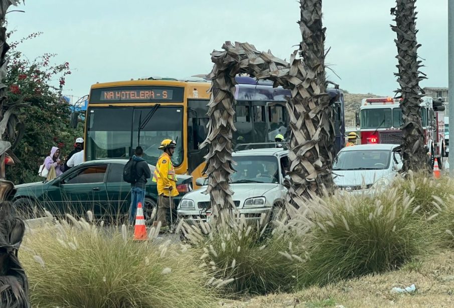 Choque de transporte público y vehículo