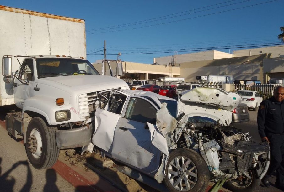 Choque entre camioneta y automóvil