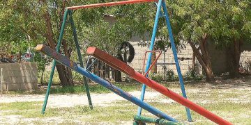 Columpios oxidados en parques de La Paz
