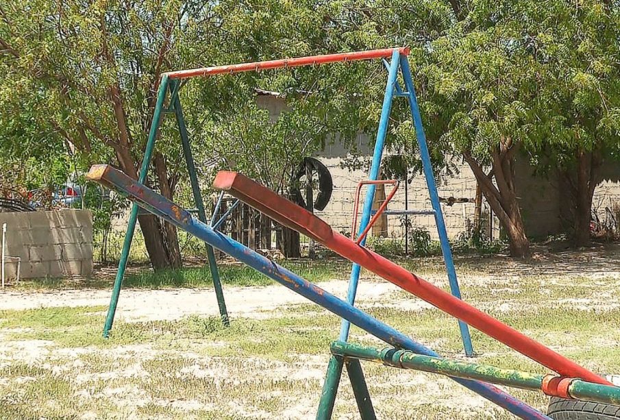 Columpios oxidados en parques de La Paz