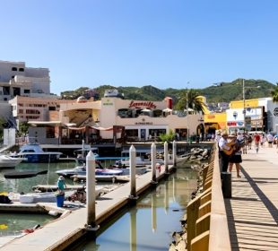 Comercios en zona de la Marina de Cabo San Lucas