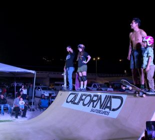 Deportistas de Skateboarding en rampa
