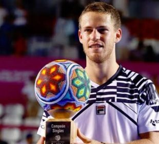 Diego Sebastián Schwartzman sosteniendo Copa del Abierto de Tenis Los Cabos