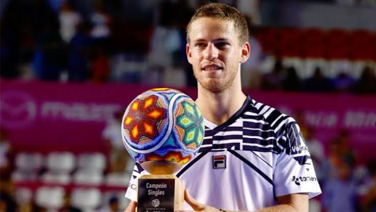 Diego Sebastián Schwartzman sosteniendo Copa del Abierto de Tenis Los Cabos