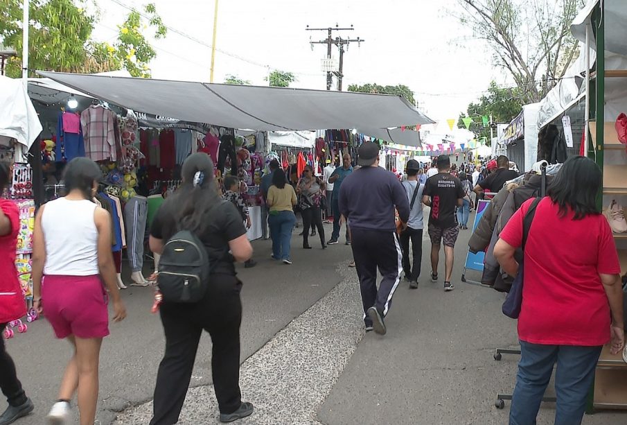 Pocos clientes en el tianguis navideño de LA Paz