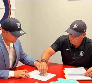 Édgar “El Chapito” Lugo firmando con los Tigres de Detroit