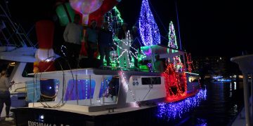 Embarcación adornada para desfile navideño