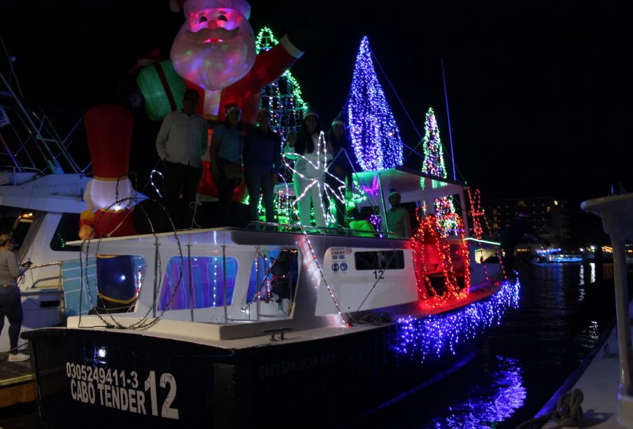 Embarcación adornada para desfile navideño