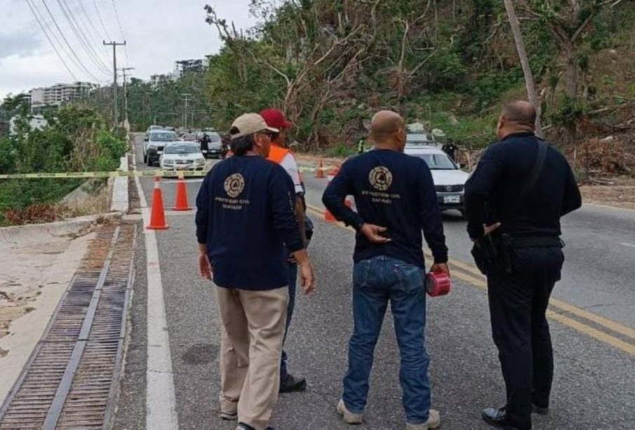 Se presentan dos socavones en avenida Escénica en Acapulco