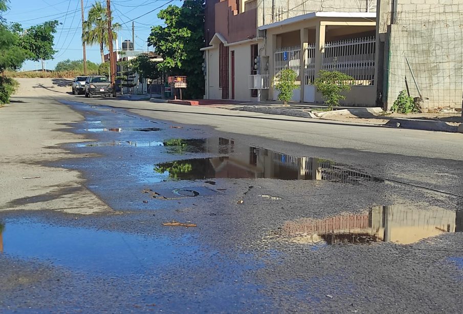 Fuga de agua en la colonia Indeco