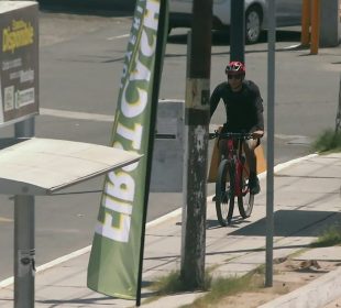 Hombre en ciclovía