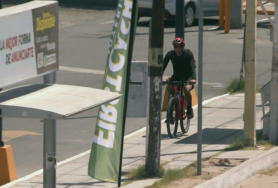 Hombre en ciclovía