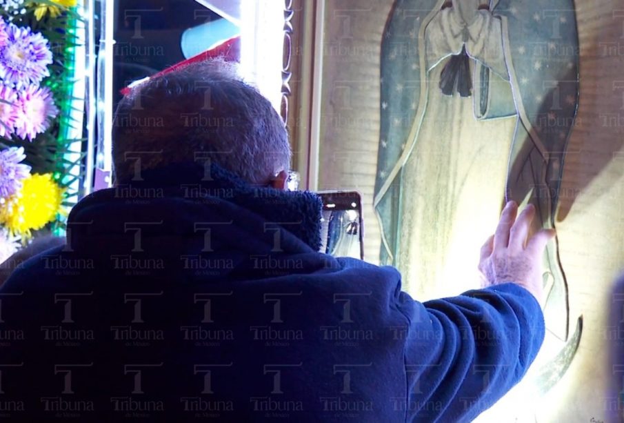 Hombre tomando foto a la Virgen de Guadalupe