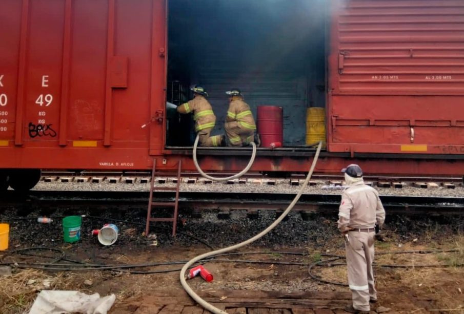 Bomberos sofocan incendio en vagón de tren en el municipio de Ixtlán del Río, Nayarit