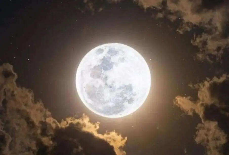 Luna en cielo estrellado