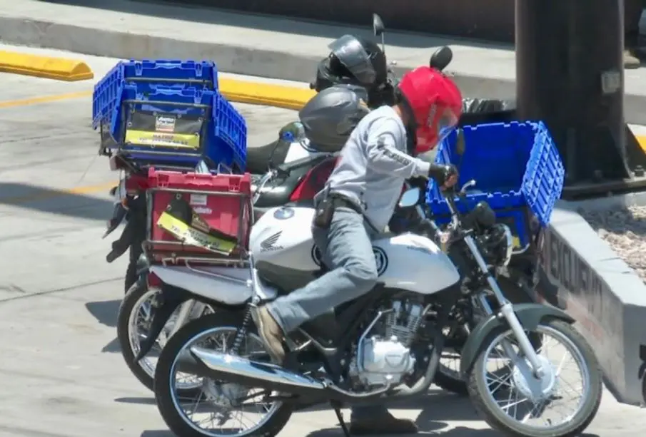 Motociclista repartidor con casco