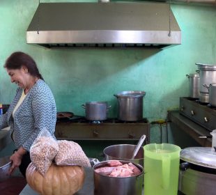 Mujer preparando cena navideña choyera