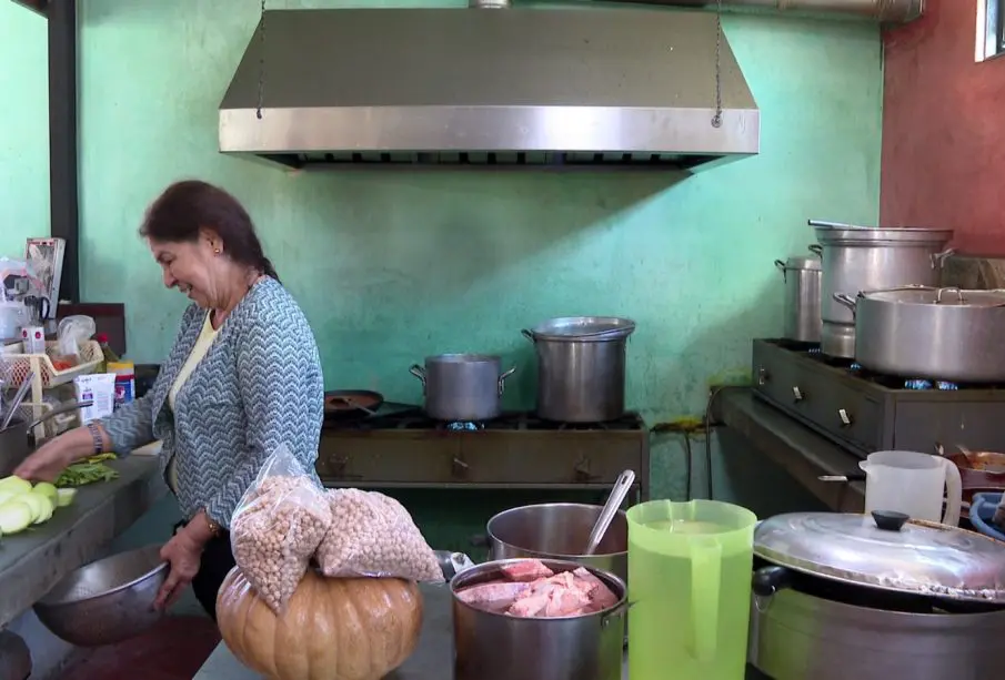 Mujer preparando cena navideña choyera