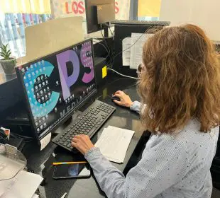 Mujer trabajando frente a computadora