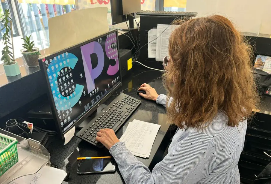Mujer trabajando frente a computadora