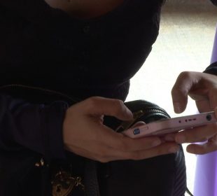 Mujer utilizando su teléfono celular